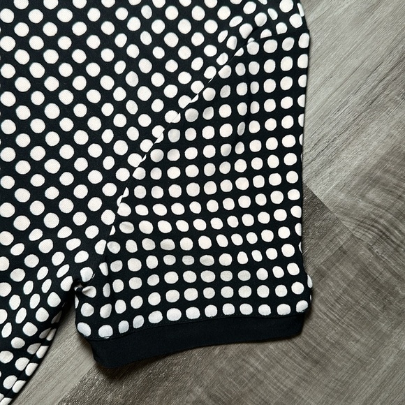 Anne Klein Polka Dot Stretch Back Button Short Sleeve Top - Medium - Picture 3 of 8